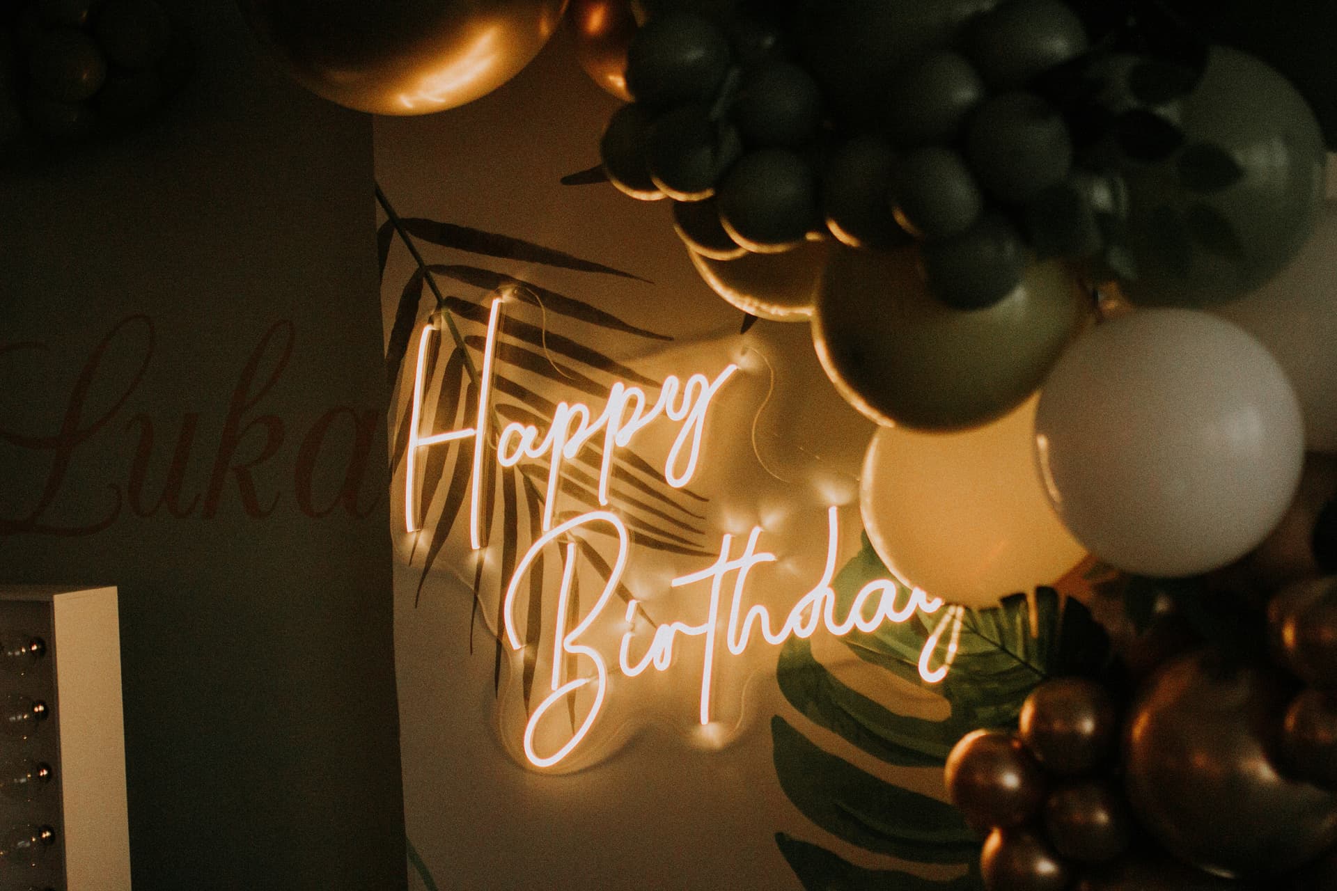 Amis célébrant un anniversaire