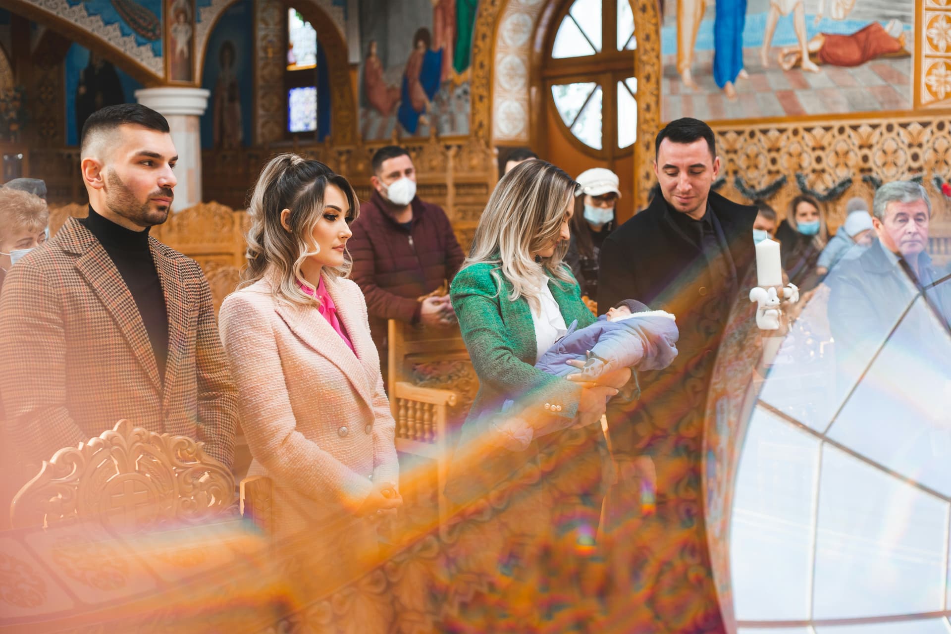 Foule joyeuse à réception de mariage