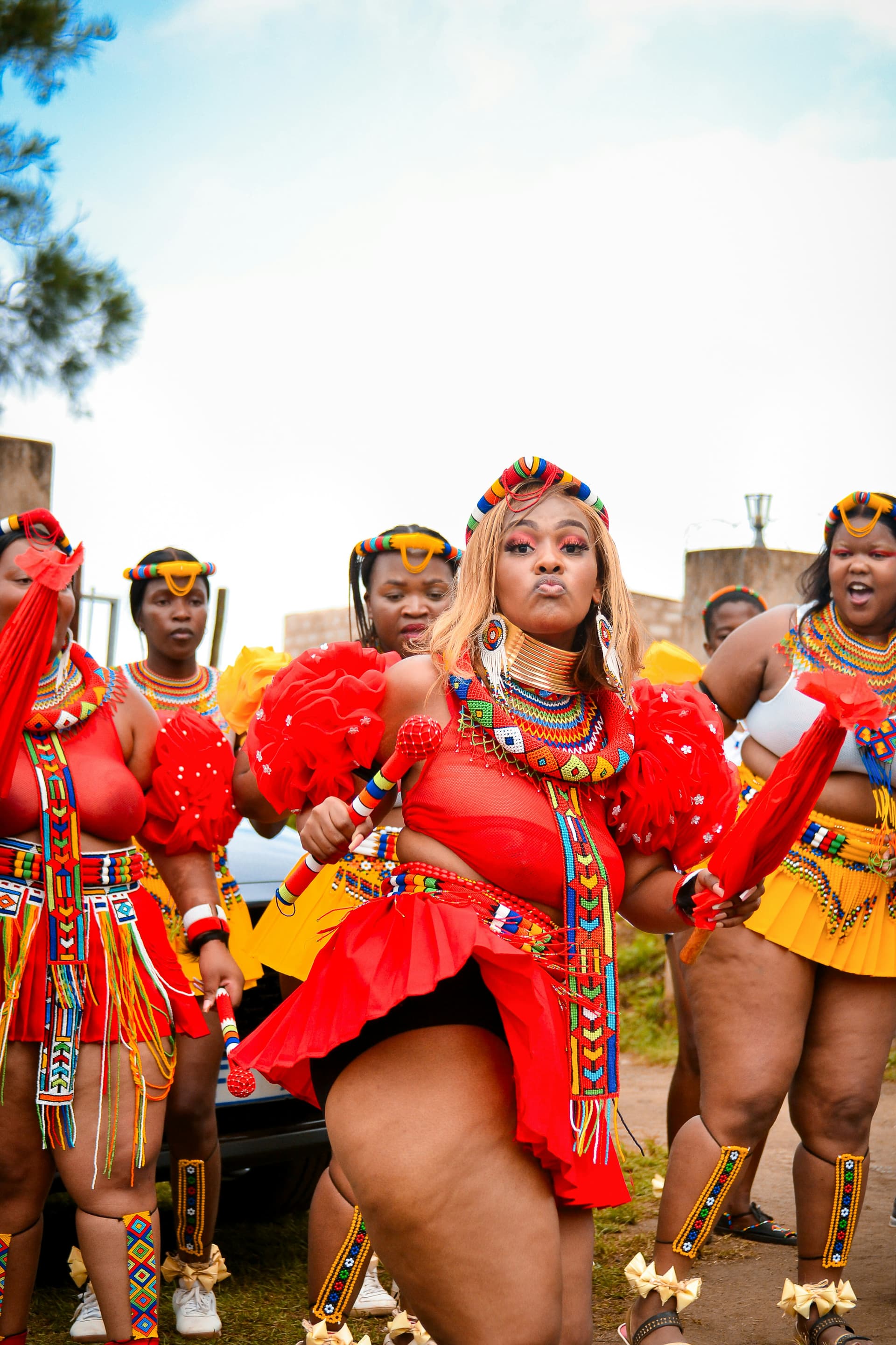 Convives en tenue traditionnelle africaine