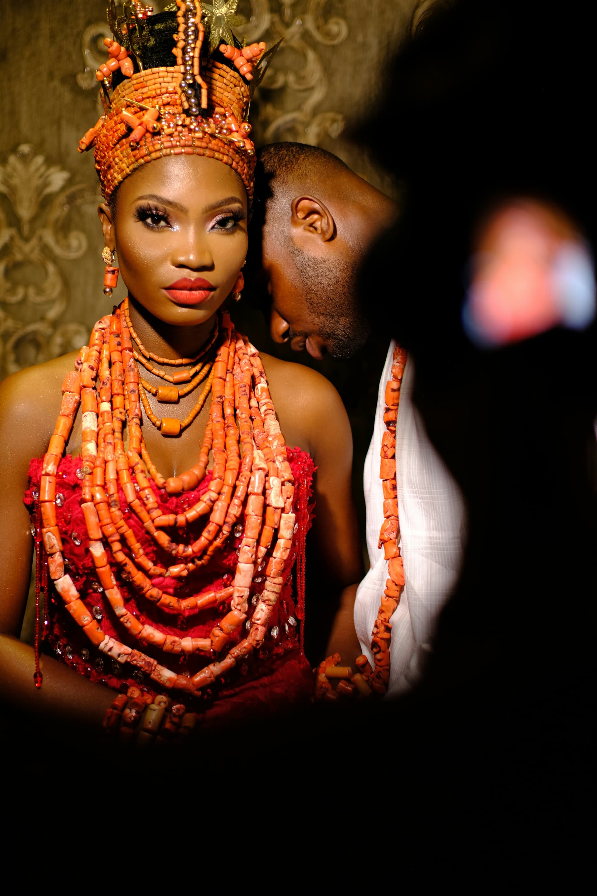 Convives en tenue traditionnelle africaine